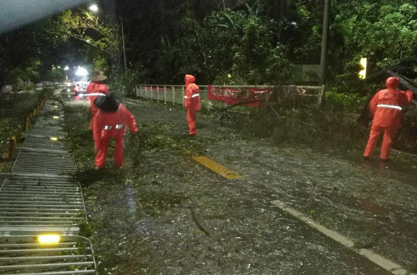 对抗“山竹”，向奋战在第一线的环卫工人致敬！